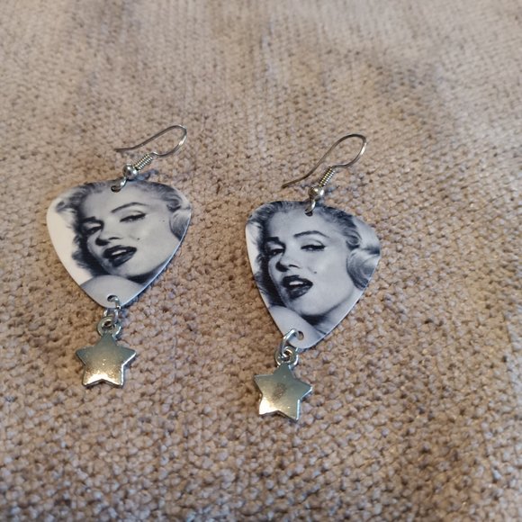 MARILYN MONROE GUITAR PICK NECKLACE -EARRINGS SET - Picture 2 of 2